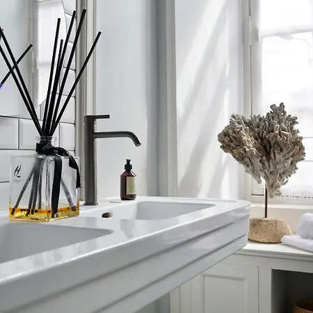 Po'strophe - Batiment Classe Avec Piscine كليسون