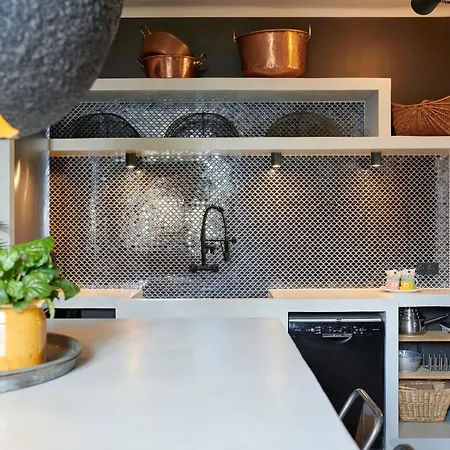 Po'strophe - Batiment Classe Avec Piscine Villa *