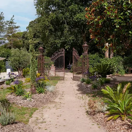 Po'strophe - Batiment Classe Avec Piscine *